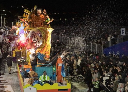Mentone: ieri sera sfilata notturna per la 'Fete du Citron', le foto scattate da Patrick Varotto