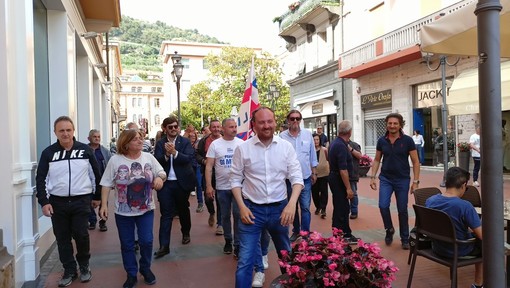 Ventimiglia, un gazebo della coalizione di centrodestra con il sindaco Flavio Di Muro