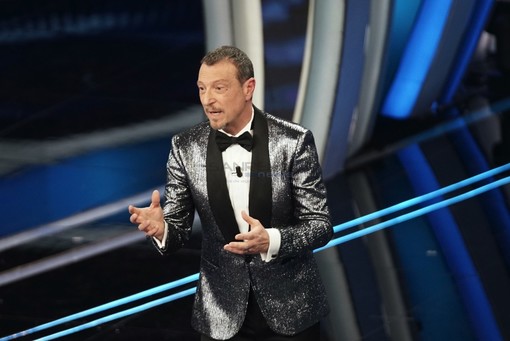 Amadeus sul palco dell'Ariston