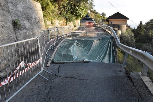 La frana in strada privata Valloni, a sinistra il camminamento che sarà messo in sicurezza La frana in strada privata Valloni, a sinistra il camminamento che sarà messo in sicurezza