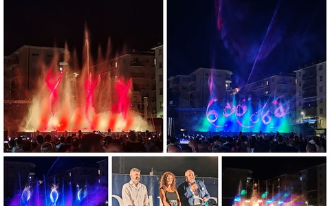 Mix di acqua, musica, luci, fuoco e laser: le Fontane Danzanti animano Vallecrosia al Mare (Foto e video)
