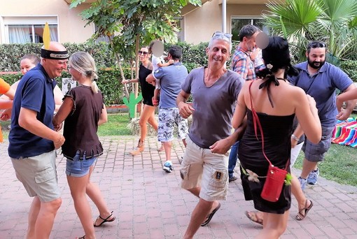 San Bartolomeo al Mare: 'Abbracciaperte', ieri indiani e cow-boy per festeggiare fine anno (Foto) San Bartolomeo al Mare: 'Abbracciaperte', ieri indiani e cow-boy per festeggiare fine anno (Foto)