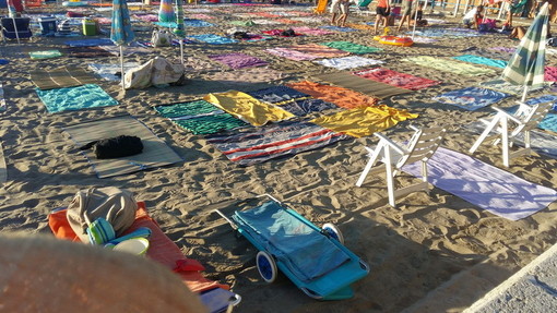 Arma di Taggia: colpiti i 'furbetti dell'ombrellone', sequestri della Guardia Costiera e Polizia Municipale Arma di Taggia: colpiti i 'furbetti dell'ombrellone', sequestri della Guardia Costiera e Polizia Municipale