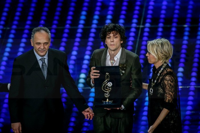 #Sanremo2017: Ermal Meta vince la serata delle Cover con "Amara terra mia"