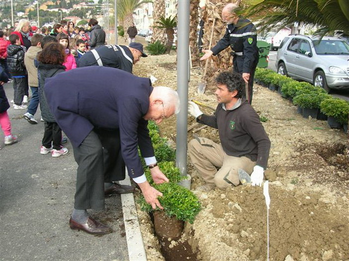 Ospedaletti: sulla nuova pista ciclabile si è svolta questa mattina la tradizionale 'Festa degli Alberi'