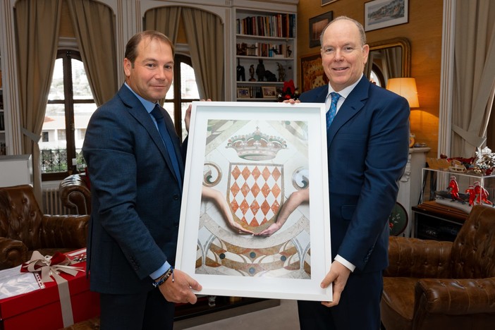 Dolceacqua, il sindaco Gazzola consegna un'opera del fotografo Julien Spiewak al principe Alberto di Monaco Dolceacqua, il sindaco Gazzola consegna un'opera del fotografo Julien Spiewak al principe Alberto di Monaco