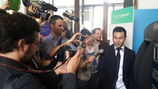 Presentato questa mattina alla Camera dei Deputati il primo bancomat 'BitCoin' dal bordigotto Federico Pecoraro Presentato questa mattina alla Camera dei Deputati il primo bancomat 'BitCoin' dal bordigotto Federico Pecoraro