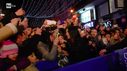 Laura Pausini esce dall'Ariston e abbraccia Sanremo cantando tra la gente (Foto)