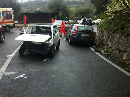 Schianto frontale tra due macchine a Latte di Ventimiglia: nell'impatto uomo sbalzato fuori dall’auto Schianto frontale tra due macchine a Latte di Ventimiglia: nell'impatto uomo sbalzato fuori dall’auto