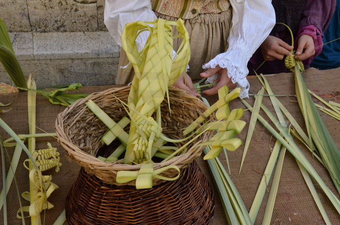 Sanremo: Parmureli DE.CO. alla Riviera Food Festival, viaggio tra i prodotti tipici intrecciando 'parmureli' secondo la tradizione sanremasca