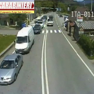Le pericolose manovre dei 'furbetti' della strada al Tunnel del Tenda: ecco le incredibili immagini choc