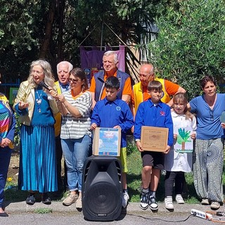 Lo spirito ambientale del Lions Club Ventimiglia: piantumato un mandarino alla Primaria 'Biancheri' (Foto) Lo spirito ambientale del Lions Club Ventimiglia: piantumato un mandarino alla Primaria 'Biancheri' (Foto)