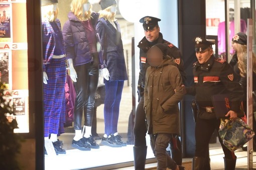 Sanremo: riempie un borsone di abbigliamento all'Oviesse ma viene fermato e si scaglia contro la security (Foto)