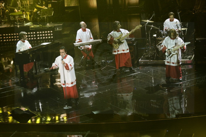 Sanremo 2013: la 'coppa' della serata è per Elio e le storie Tese e il giovane Enzo Rubino Sanremo 2013: la 'coppa' della serata è per Elio e le storie Tese e il giovane Enzo Rubino