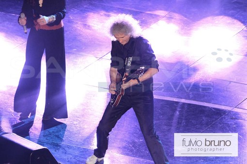 Festival Sanremo: sfilano gli ultimi duetti 'internazionali', standing ovation per Brian May e Patti Smith Festival Sanremo: sfilano gli ultimi duetti 'internazionali', standing ovation per Brian May e Patti Smith