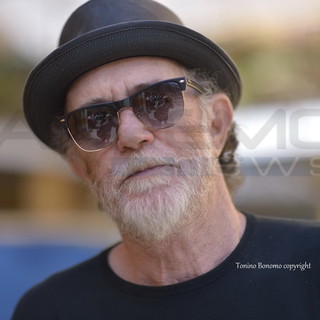 Sanremo: dopo il concerto di ieri sera, ecco Francesco De Gregori in giro per la città