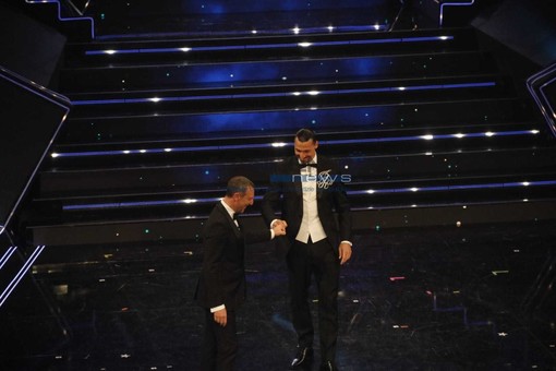 Zlatan Ibrahimović porta le regole del suo Festival sul palco dell'Ariston: “Sono io il direttore” Zlatan Ibrahimović porta le regole del suo Festival sul palco dell'Ariston: “Sono io il direttore”