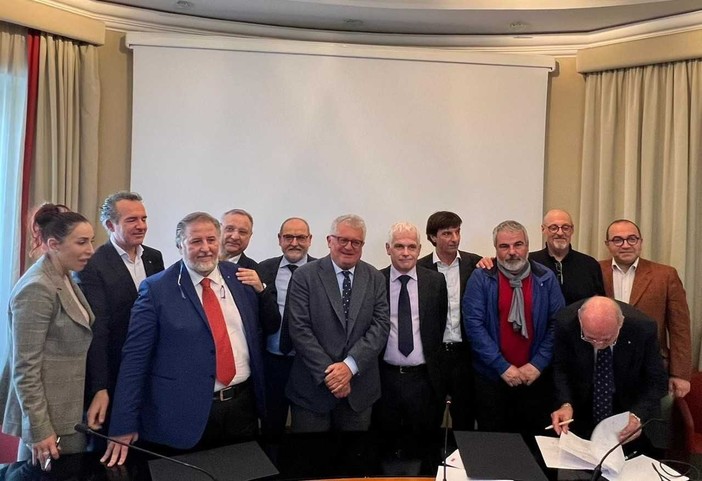Firmato il nuovo patto per il lavoro nel turismo: Toti e Sartori “Da quest'anno bonus per contratti minimi di 7 mesi” Firmato il nuovo patto per il lavoro nel turismo: Toti e Sartori “Da quest'anno bonus per contratti minimi di 7 mesi”