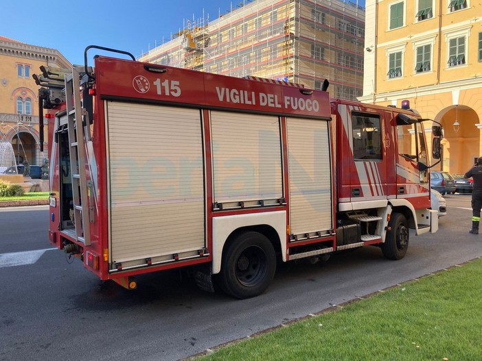 Imperia: fuga di gas in uno studio di via della Repubblica, intervento di Vigili del Fuoco e Polizia Locale (Foto) Imperia: fuga di gas in uno studio di via della Repubblica, intervento di Vigili del Fuoco e Polizia Locale (Foto)