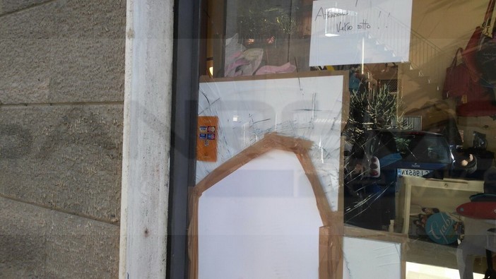 Imperia: furto con spaccata da 'Princesse' in via De Sonnaz, rubati vestiti e 10 euro dalla cassa (Foto) Imperia: furto con spaccata da 'Princesse' in via De Sonnaz, rubati vestiti e 10 euro dalla cassa (Foto)