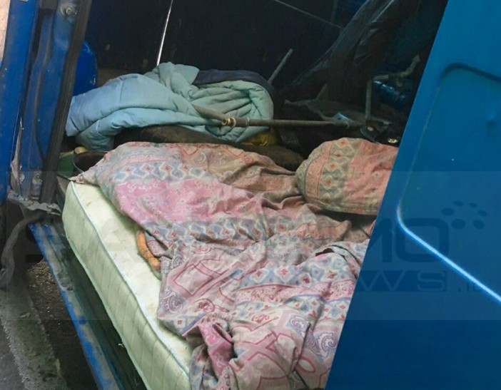 Sanremo: furgone parcheggiato in via Peirogallo da giorni, il proprietario ci dorme dentro (Foto) Sanremo: furgone parcheggiato in via Peirogallo da giorni, il proprietario ci dorme dentro (Foto)