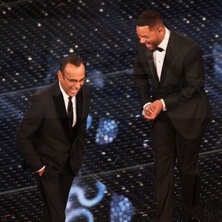 Il super ospite Will Smith sul palco di #Sanremo2015 prende in giro Carlo Conti per il suo poco "fluent english" Il super ospite Will Smith sul palco di #Sanremo2015 prende in giro Carlo Conti per il suo poco "fluent english"