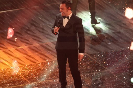 #Sanremo2015: standing ovation per la star internazionale Tiziano Ferro, un medley e 'Incanto' #Sanremo2015: standing ovation per la star internazionale Tiziano Ferro, un medley e 'Incanto'