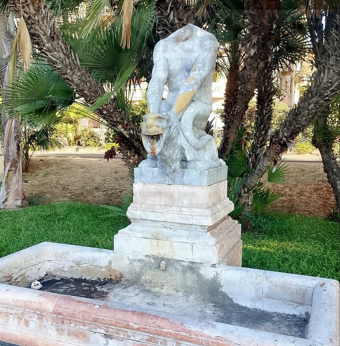 Fontana del Fauno vandalizzata e segnalazione del comitato Pat: il Comune conferma la denuncia e annuncia il restauro (Foto) Fontana del Fauno vandalizzata e segnalazione del comitato Pat: il Comune conferma la denuncia e annuncia il restauro (Foto)