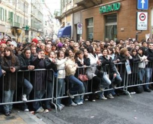 Folla di fronte all'Ariston per il Festival di Sanremo: la polizia ferma un palpeggiatore ed un borseggiatore