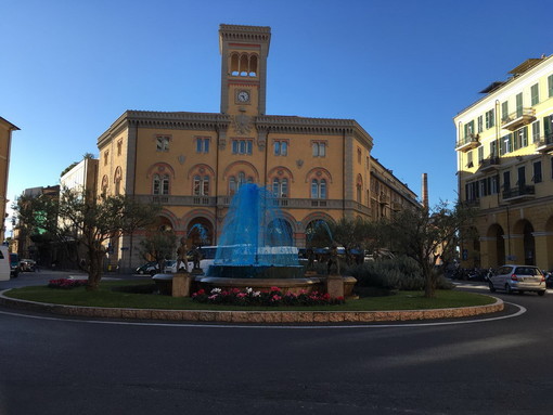 Imperia: la fontana di piazza Dante si colora di blu per la 'Giornata Mondiale del Diabete'