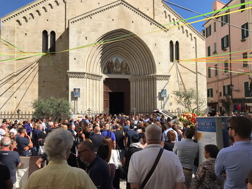 Sanremo: una folla commossa ai funerali di Luca Colangelo, presente la Sanremese al completo (Foto)