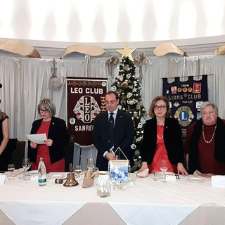 Sanremo: alla festa di Natale del Lions Club Sanremo Host consegnata al dott. Pier Paolo Gandolfi la più alta onorificenza Lionistica (Foto) Sanremo: alla festa di Natale del Lions Club Sanremo Host consegnata al dott. Pier Paolo Gandolfi la più alta onorificenza Lionistica (Foto)