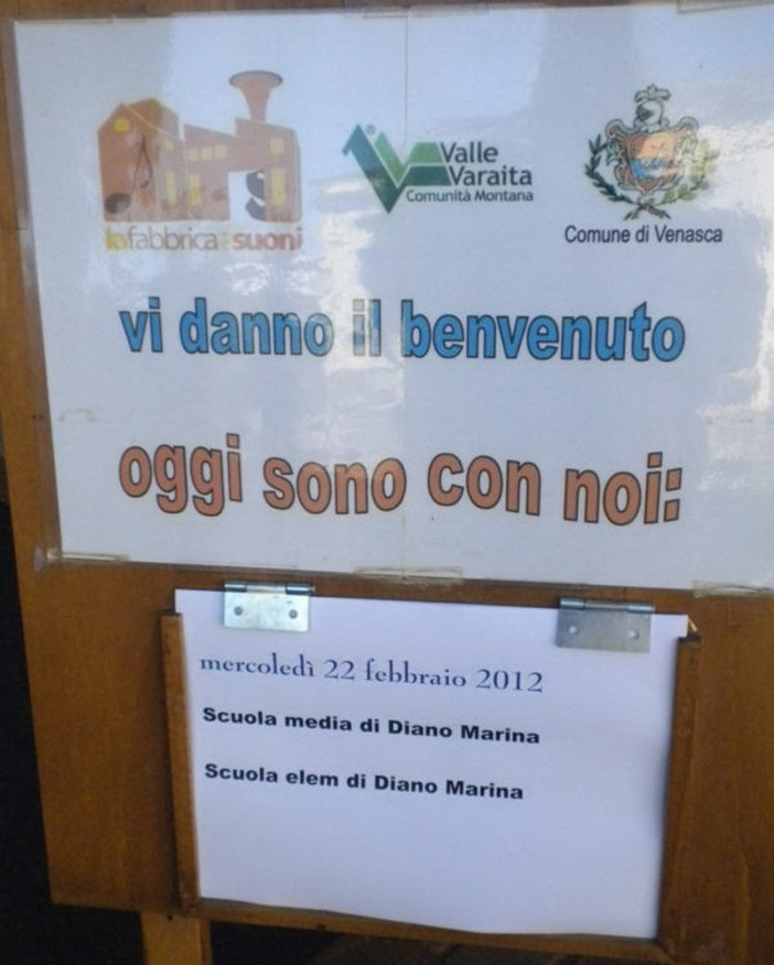 Gli alunni di 1a (Secondaria) e di 5a (Primaria) di Diano, ieri in visita alla 'Fabbrica dei suoni'
