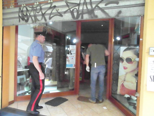 Ventimiglia: svaligiata dai ladri nella notte l’ottica 'Punti di Vista', bottino da 10 mila euro Ventimiglia: svaligiata dai ladri nella notte l’ottica 'Punti di Vista', bottino da 10 mila euro