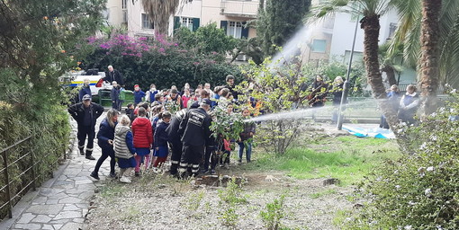 Ospedaletti: Festa degli Alberi, gli alunni della 'De Amicis ne hanno piantati alcuni nel centro della città