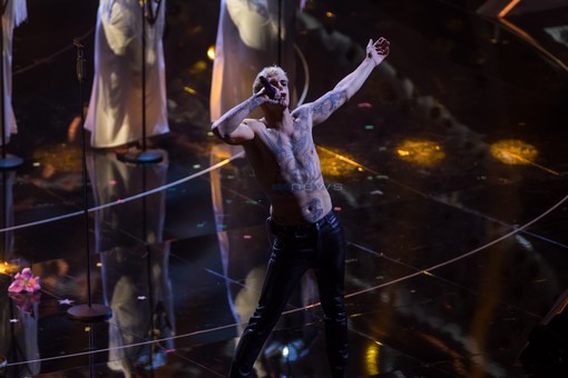 Sanremo: Achille Lauro si auto 'battezza' sul palco, il Vescovo "Una penosa esibizione che deride la fede cattolica" Sanremo: Achille Lauro si auto 'battezza' sul palco, il Vescovo "Una penosa esibizione che deride la fede cattolica"
