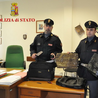 Ventimiglia: rubano una 'magnum' da 520 euro, inseguiti in pieno centro, fermati 3 francesi di origine romena Ventimiglia: rubano una 'magnum' da 520 euro, inseguiti in pieno centro, fermati 3 francesi di origine romena