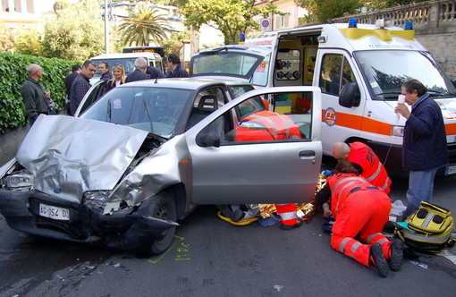 Scontro frontale tra due auto sulla Statale 28: feriti due coniugi che arrivavano da Ceva