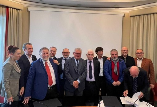 Firmato il nuovo patto per il lavoro nel turismo: Toti e Sartori “Da quest'anno bonus per contratti minimi di 7 mesi” Firmato il nuovo patto per il lavoro nel turismo: Toti e Sartori “Da quest'anno bonus per contratti minimi di 7 mesi”