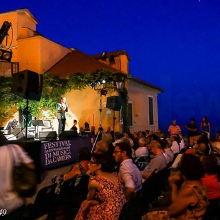 Cervo: grande successo ieri sera per il concerto di Paolo Fresu sul Sagrato dei Corallini (Foto) Cervo: grande successo ieri sera per il concerto di Paolo Fresu sul Sagrato dei Corallini (Foto)