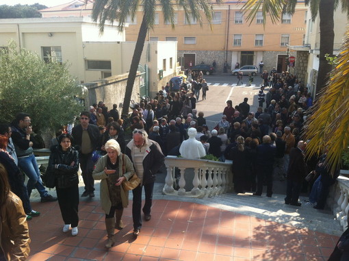 Oltre 500 persone per l’ultimo saluto a Dalila Cantarella, la 20enne stroncata dalla leucemia