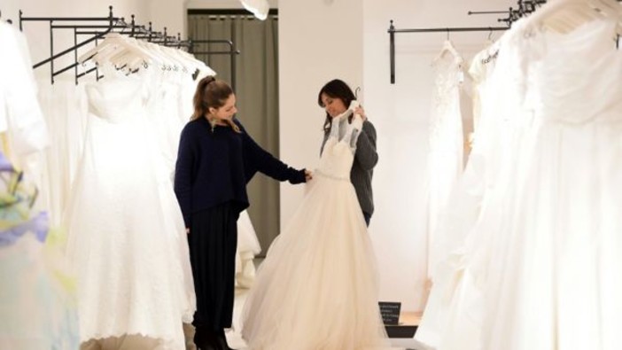 Dopo il servizio fotografico pubblicato dal nostro giornale sabato scorso ecco Flavia Pennetta mentre sceglie l'abito da sposa Dopo il servizio fotografico pubblicato dal nostro giornale sabato scorso ecco Flavia Pennetta mentre sceglie l'abito da sposa