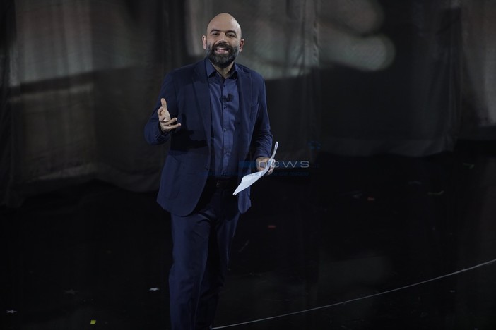 Roberto Saviano sul palco dell'Ariston