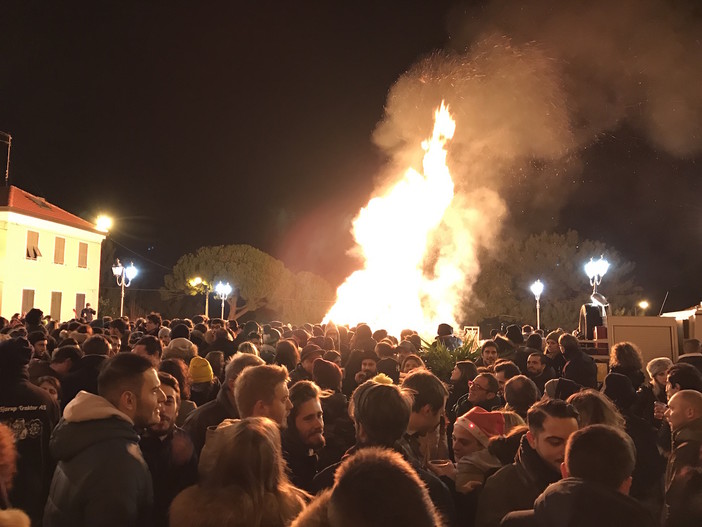 Il tradizionale falò del 24 a Bussana