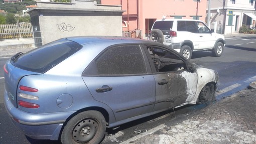 Diano Marina: auto in fiamme sull'Aurelia, intervento dei Vigili del Fuoco (Foto) Diano Marina: auto in fiamme sull'Aurelia, intervento dei Vigili del Fuoco (Foto)