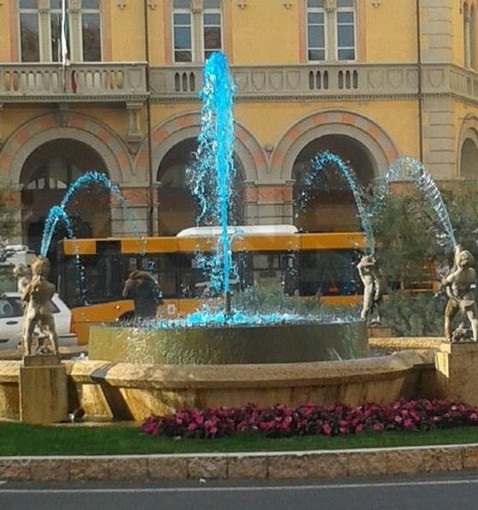 Giornata Mondiale dell'Autismo: ecco la fontana di piazza Dante colorata di blu