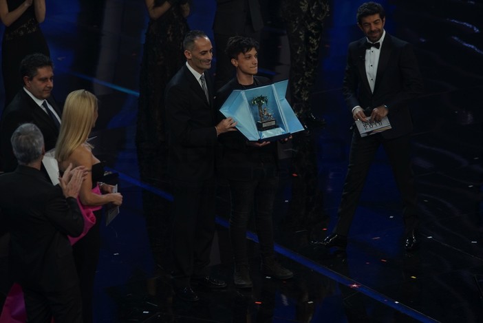 La premiazione sul palco dell'Ariston (Foto: Duilio Rizzo)