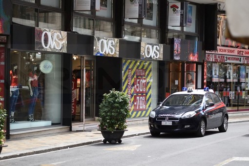 Sanremo: ennesimo furto all'Ovs di via Matteotti, ladro aggredisce la security interna
