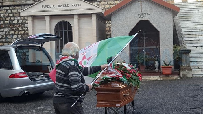 Sulle note di "Fischia il Vento" Imperia saluta commossa ‘Fedor’ l'ultimo componente dell'eroica ‘Banda Felice Cascione’ (Foto) Sulle note di "Fischia il Vento" Imperia saluta commossa ‘Fedor’ l'ultimo componente dell'eroica ‘Banda Felice Cascione’ (Foto)