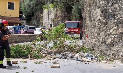 Badalucco: frana parete all'ingresso del paese, ferito uomo in auto "Mi è andata bene..." (Foto e video)